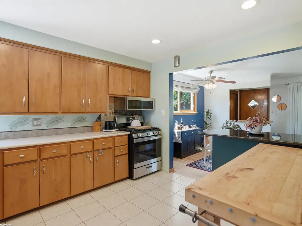 32448 Saint Annes Drive Warren City MI 48092