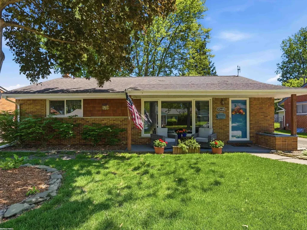 32448 Saint Annes Drive Warren City MI 48092