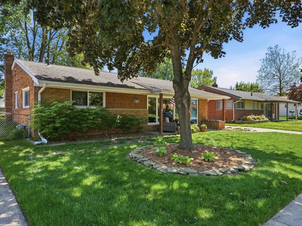 32448 Saint Annes Drive Warren City MI 48092