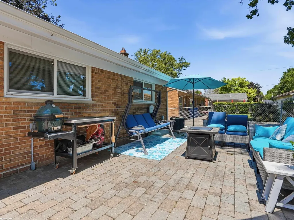32448 Saint Annes Drive Warren City MI 48092
