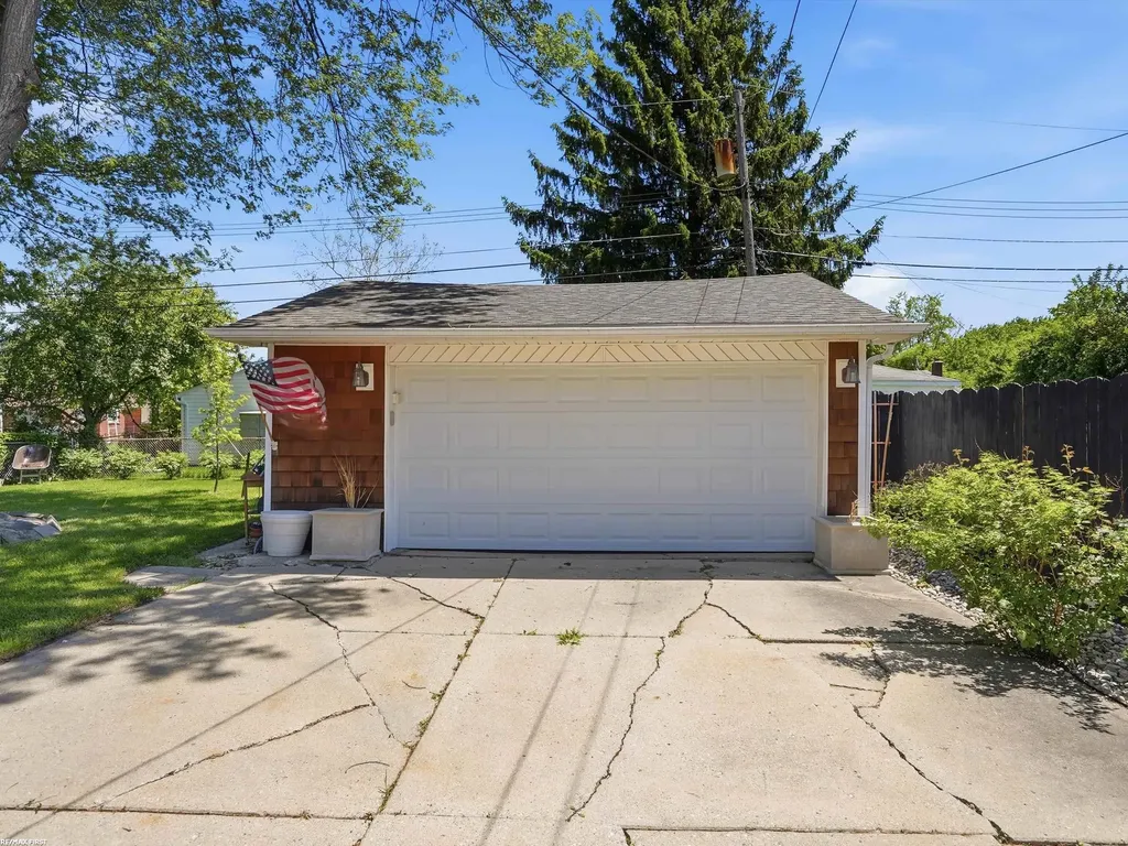32448 Saint Annes Drive Warren City MI 48092