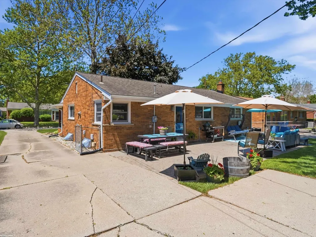 32448 Saint Annes Drive Warren City MI 48092