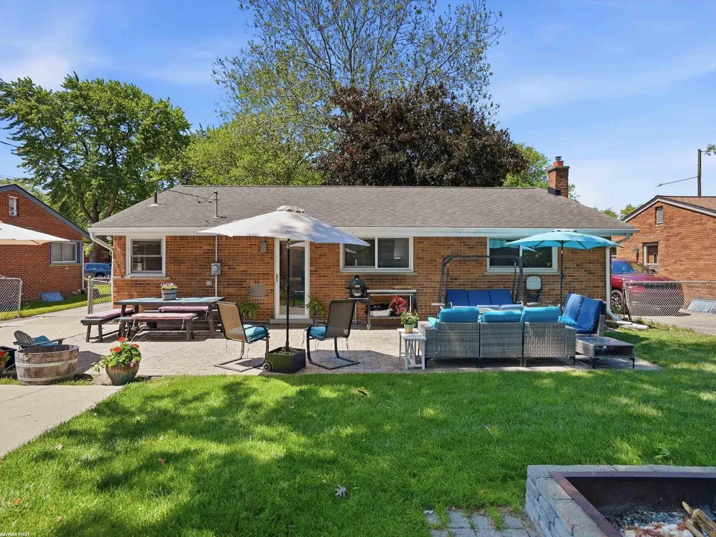32448 Saint Annes Drive Warren City MI 48092