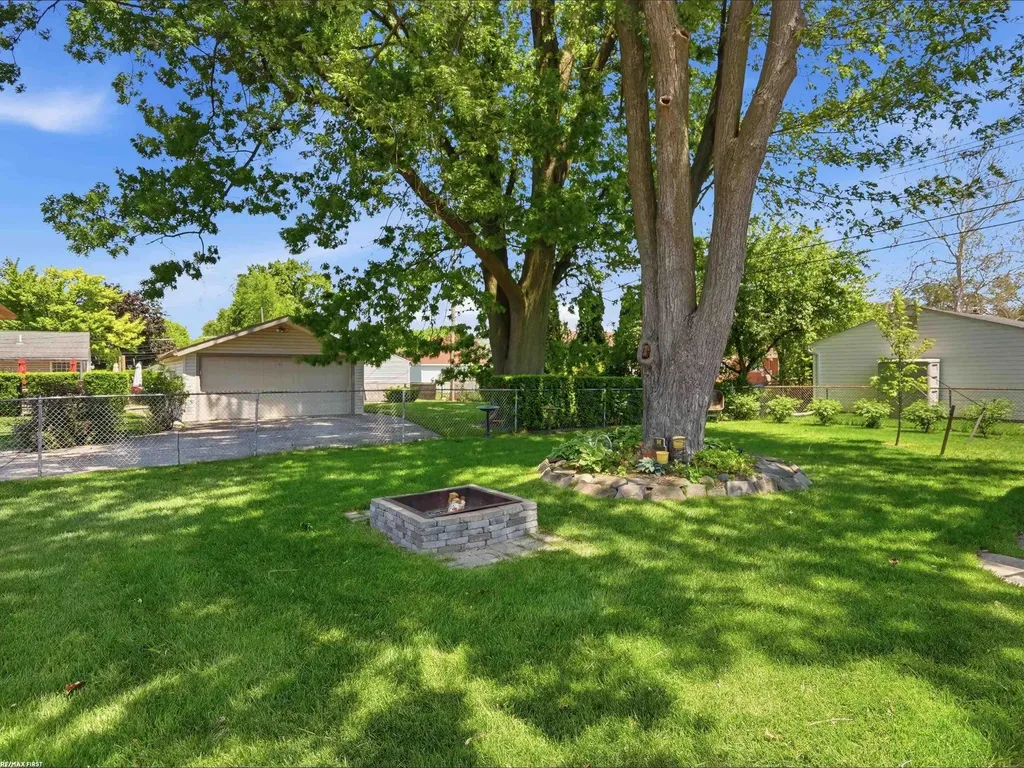 32448 Saint Annes Drive Warren City MI 48092