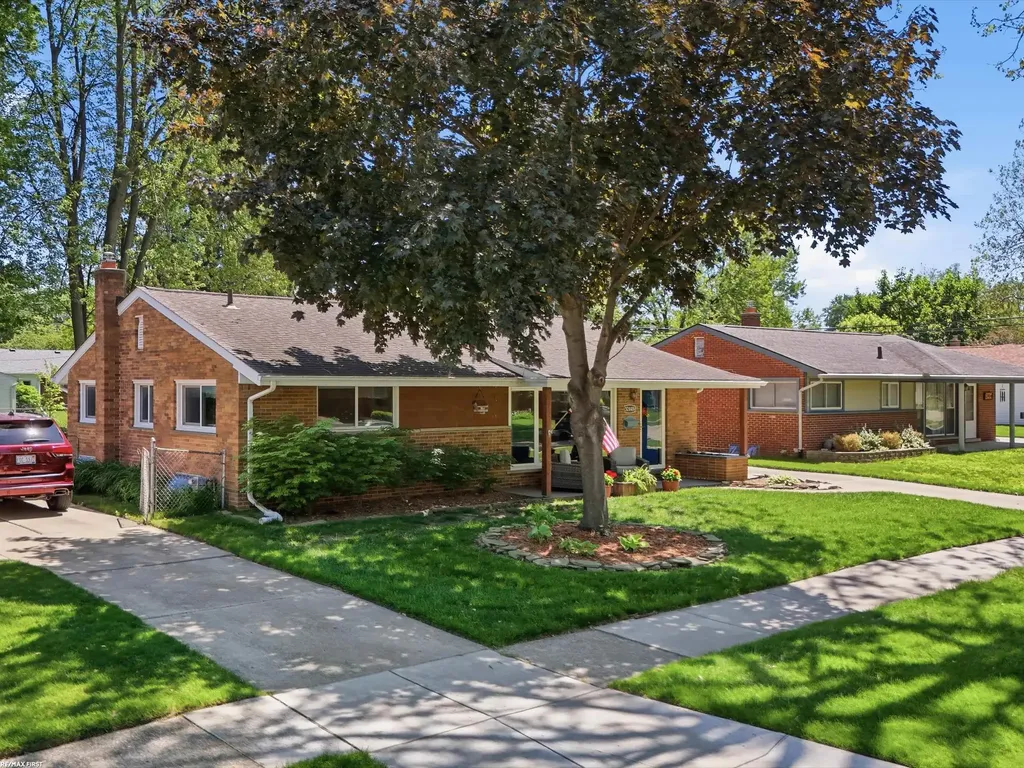 32448 Saint Annes Drive Warren City MI 48092