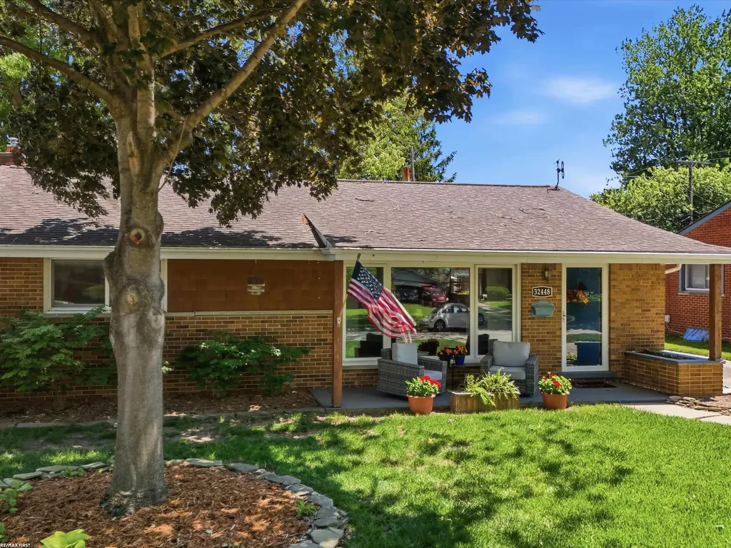 32448 Saint Annes Drive Warren City MI 48092