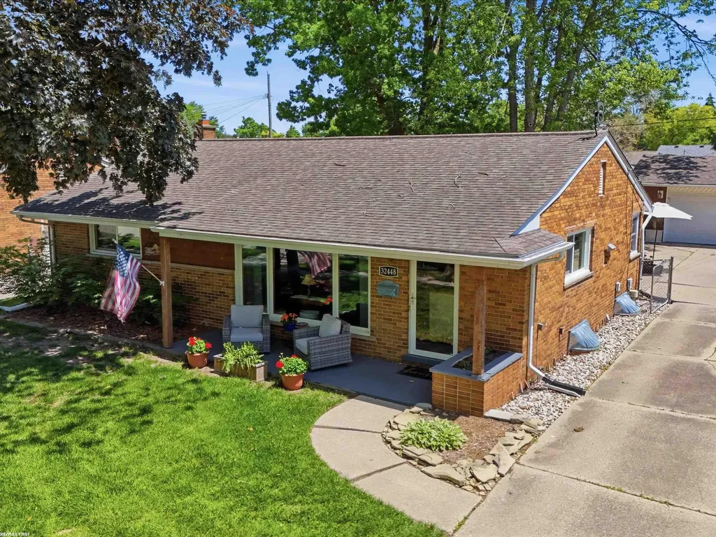 32448 Saint Annes Drive Warren City MI 48092