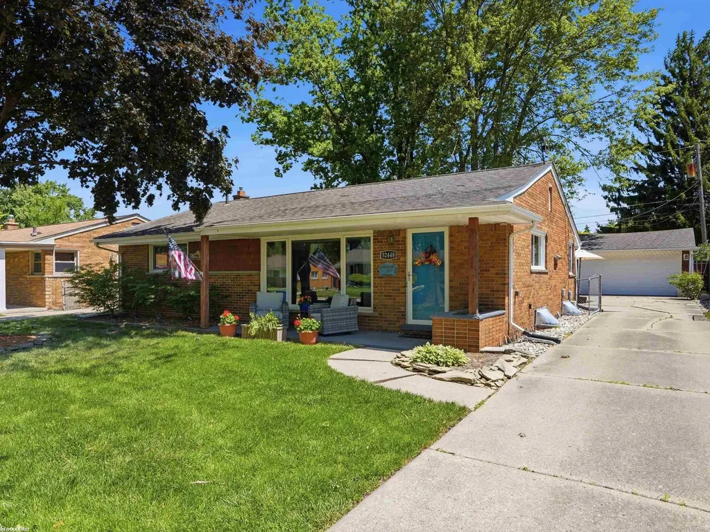 32448 Saint Annes Drive Warren City MI 48092