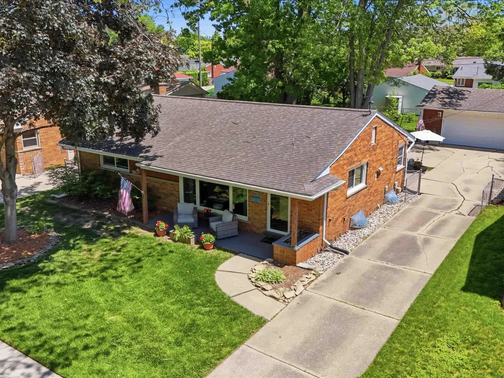 32448 Saint Annes Drive Warren City MI 48092