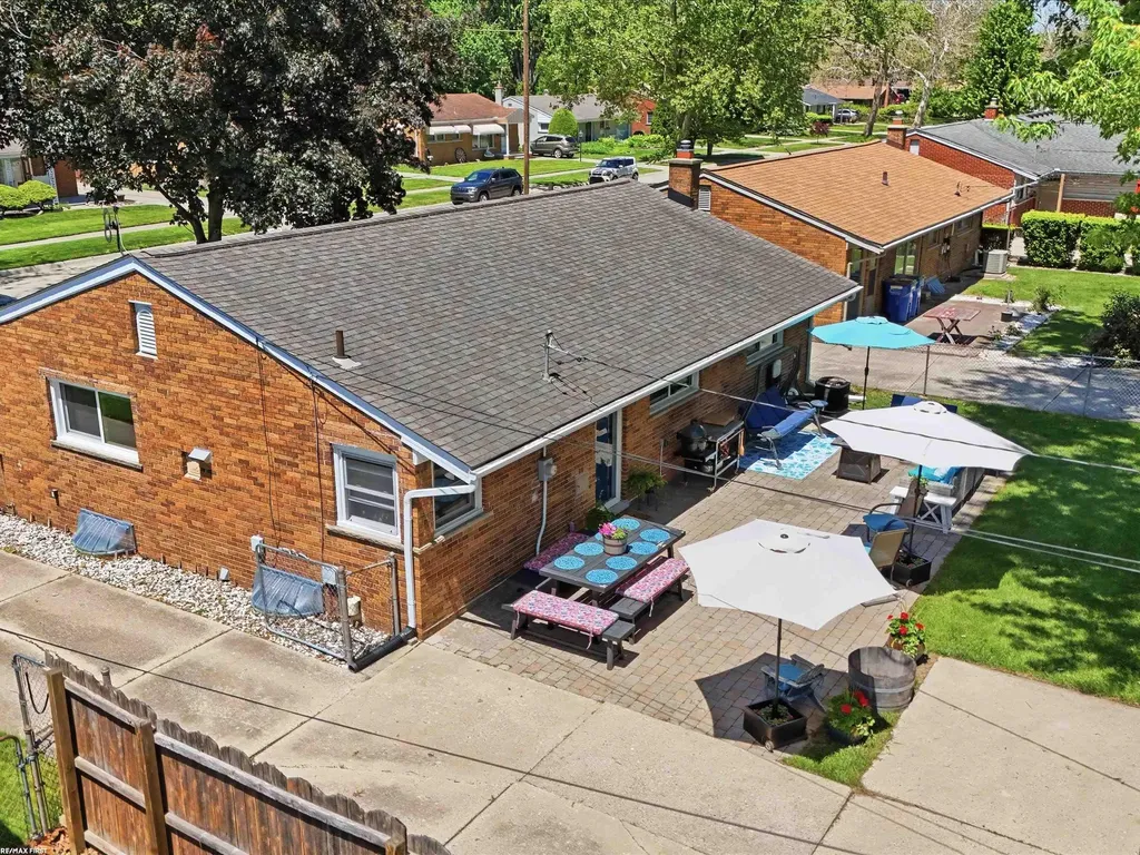 32448 Saint Annes Drive Warren City MI 48092