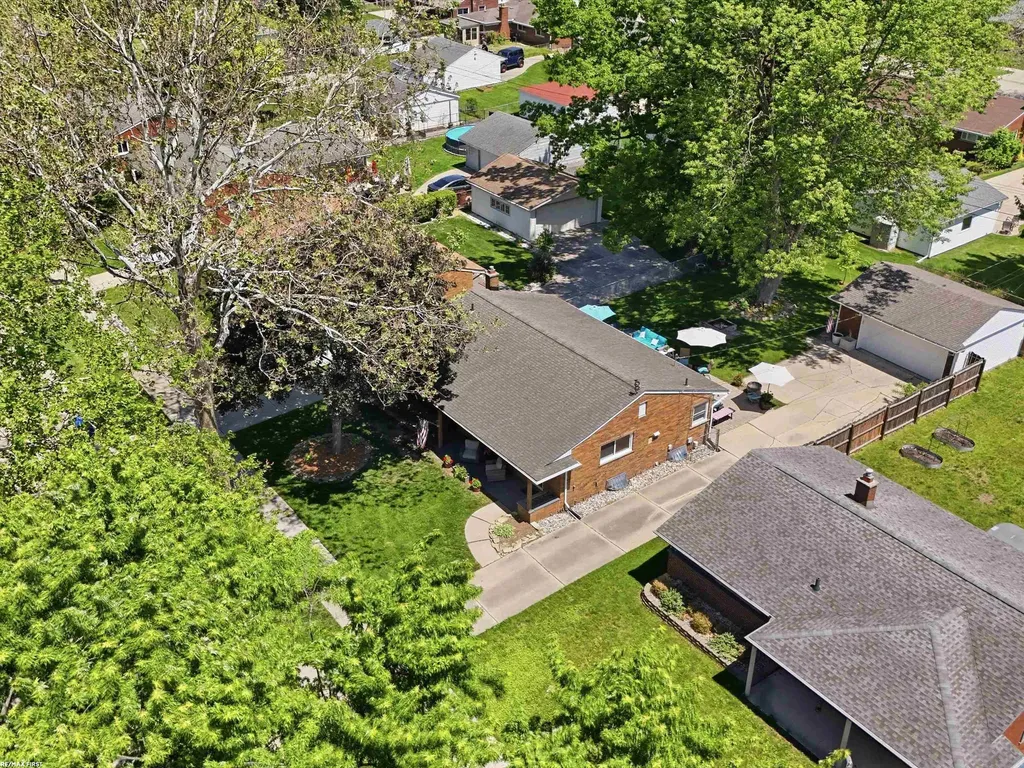 32448 Saint Annes Drive Warren City MI 48092
