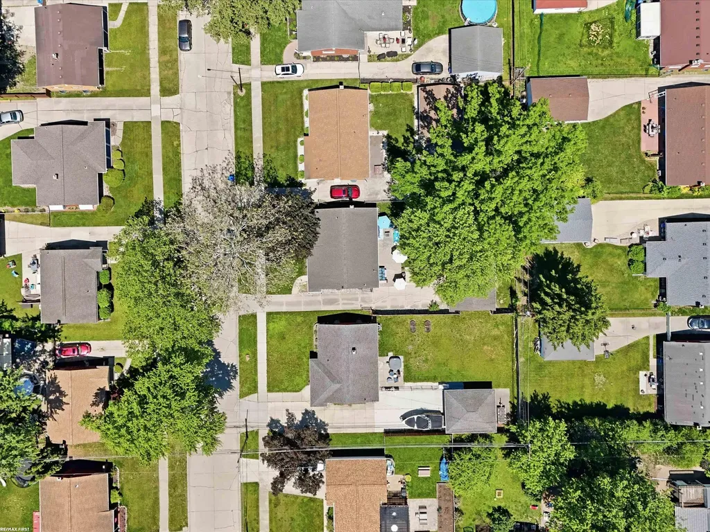 32448 Saint Annes Drive Warren City MI 48092