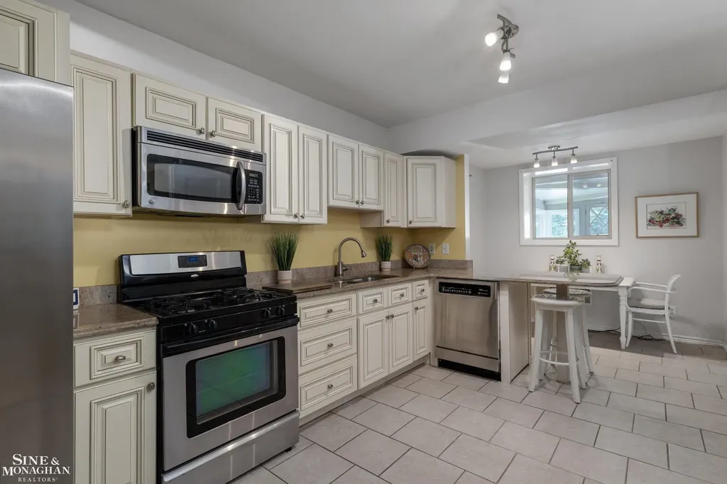 257 Ridge Road Grosse Pointe Farms City MI 48236