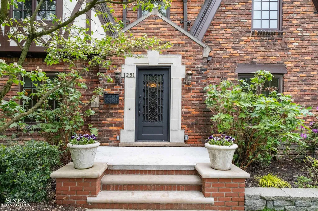 1251 Yorkshire Road Grosse Pointe Park City MI 48230