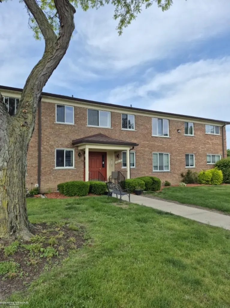 22870 E 9 Mile Road St. Clair Shores City MI 48080