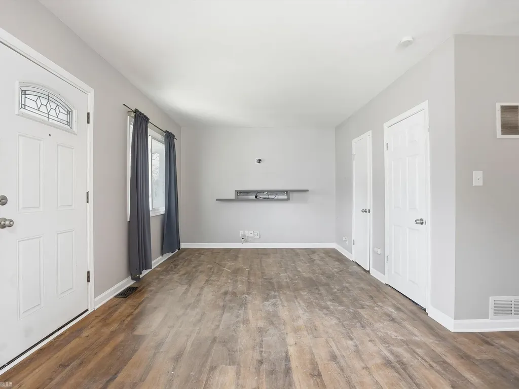 20629 Hollywood Street Harper Woods City MI 48225