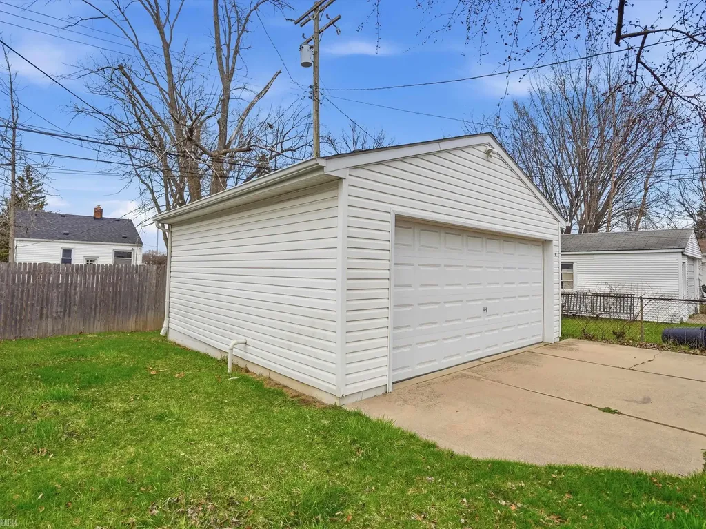 20629 Hollywood Street Harper Woods City MI 48225