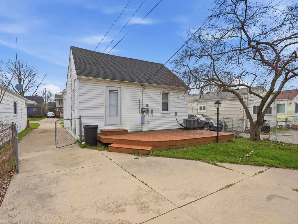 20629 Hollywood Street Harper Woods City MI 48225