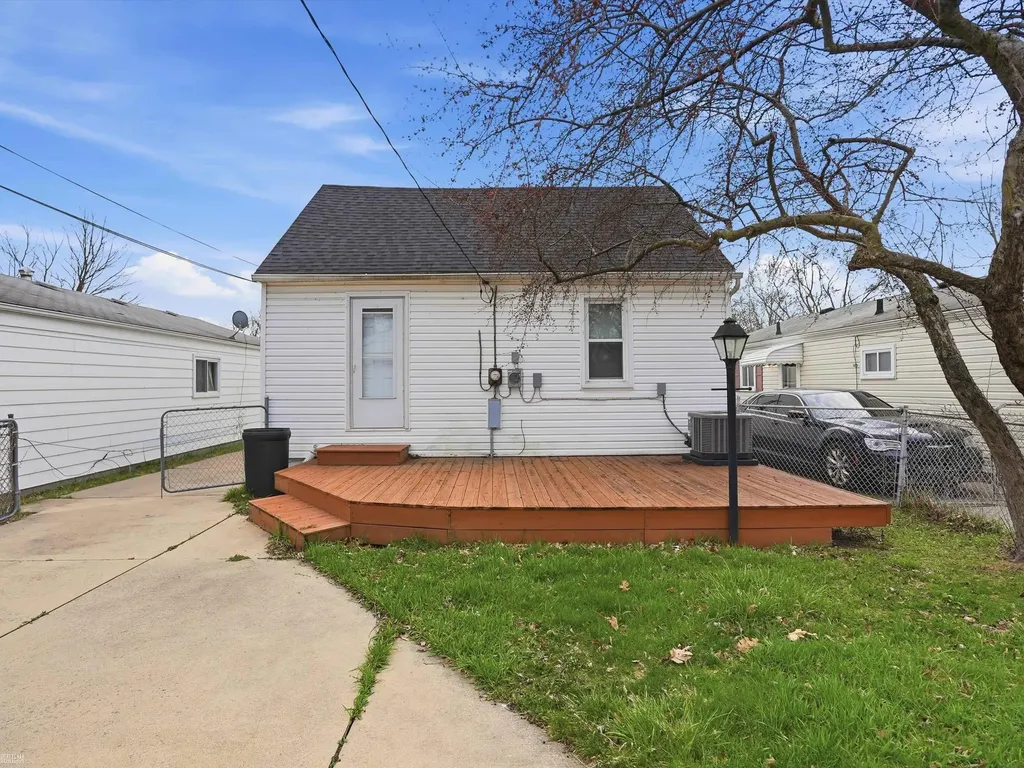 20629 Hollywood Street Harper Woods City MI 48225