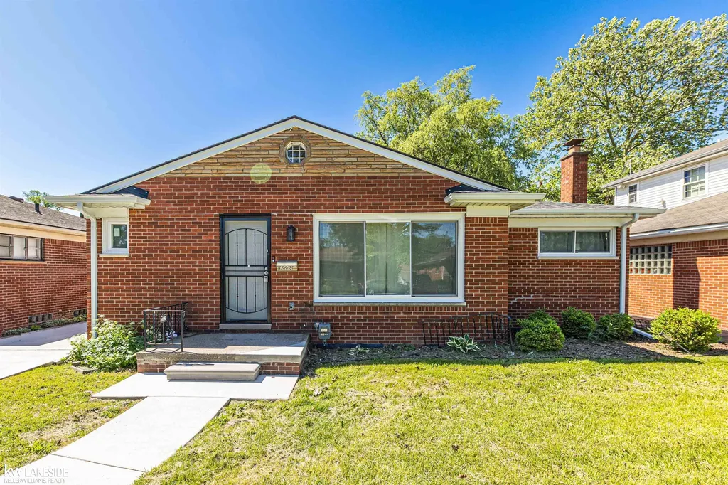 16504 Collinson Avenue Eastpointe City MI 48021