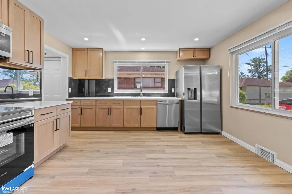 16504 Collinson Avenue Eastpointe City MI 48021