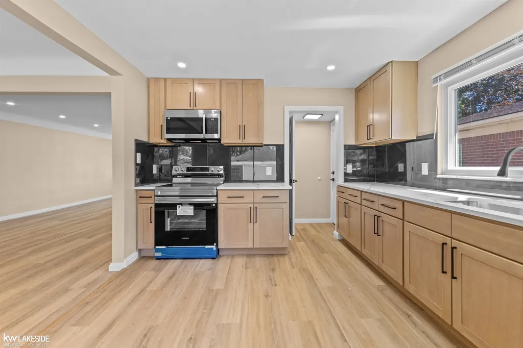 16504 Collinson Avenue Eastpointe City MI 48021