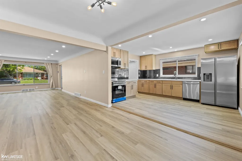 16504 Collinson Avenue Eastpointe City MI 48021