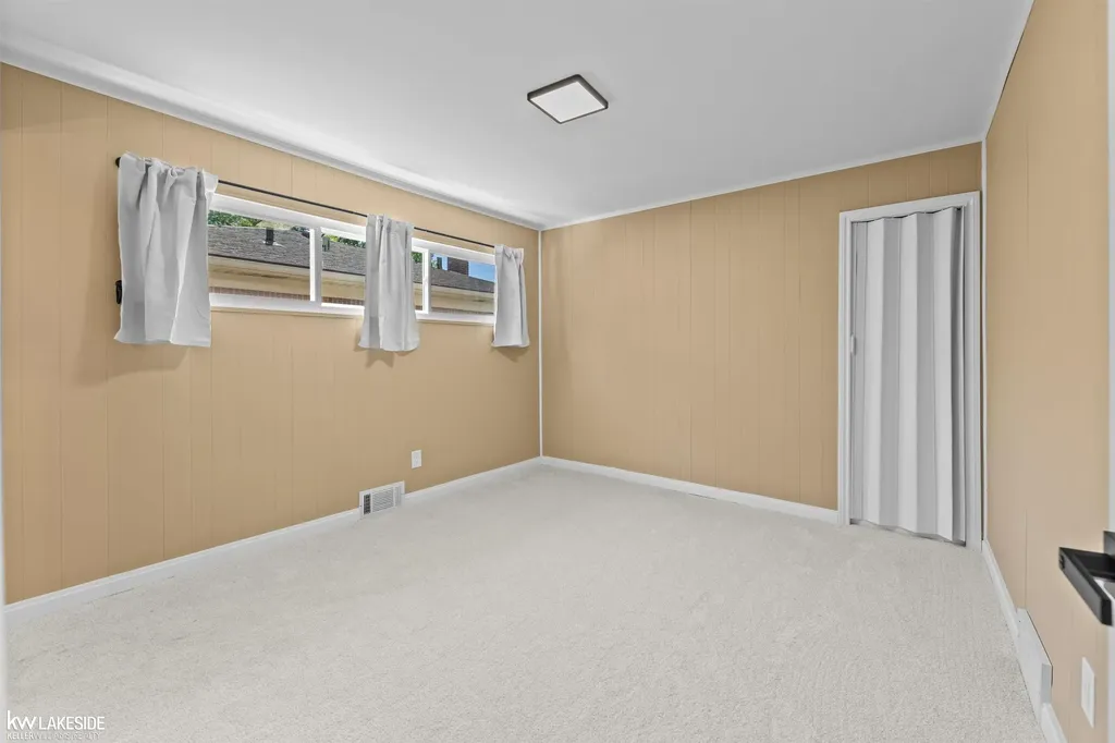 16504 Collinson Avenue Eastpointe City MI 48021