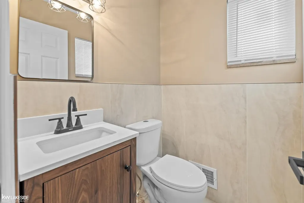 16504 Collinson Avenue Eastpointe City MI 48021