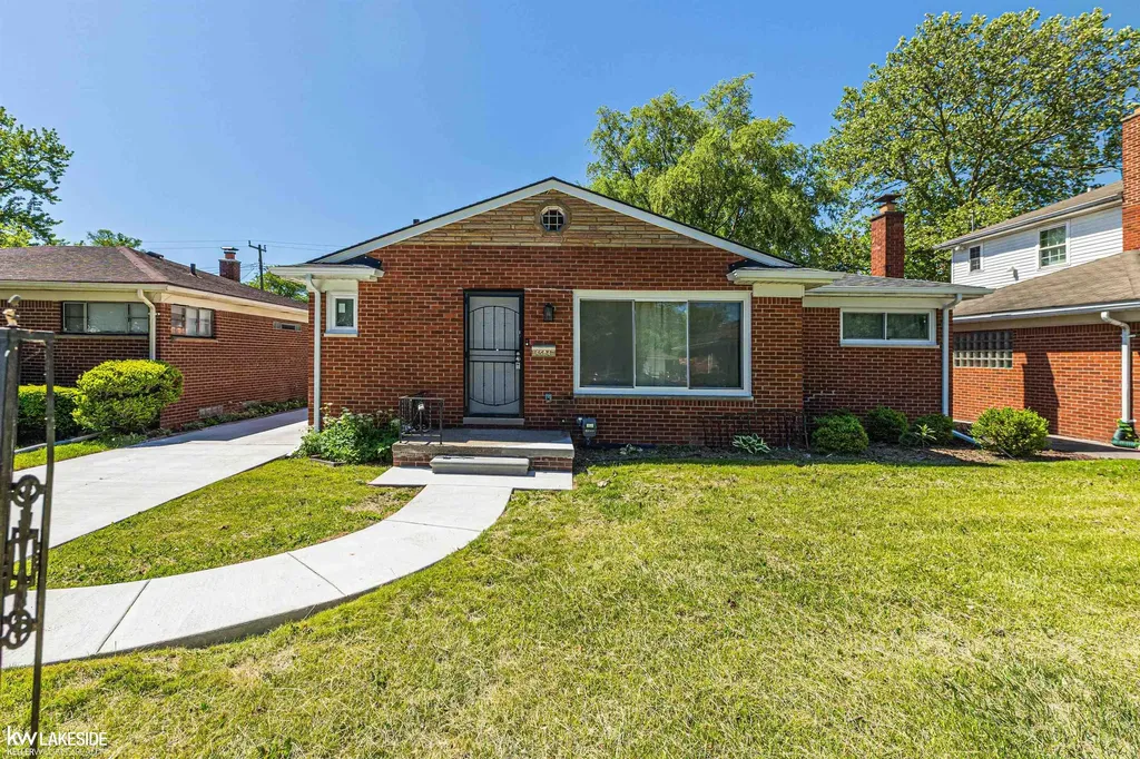 16504 Collinson Avenue Eastpointe City MI 48021
