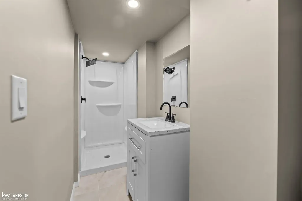 16504 Collinson Avenue Eastpointe City MI 48021
