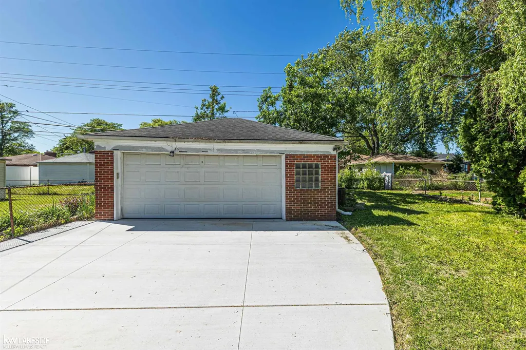 16504 Collinson Avenue Eastpointe City MI 48021