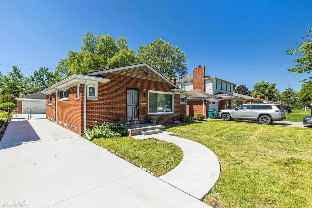 16504 Collinson Avenue Eastpointe City MI 48021