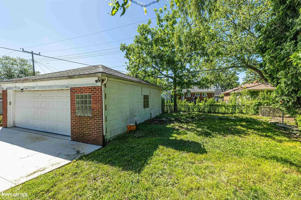 16504 Collinson Avenue Eastpointe City MI 48021