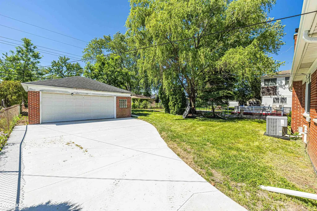 16504 Collinson Avenue Eastpointe City MI 48021