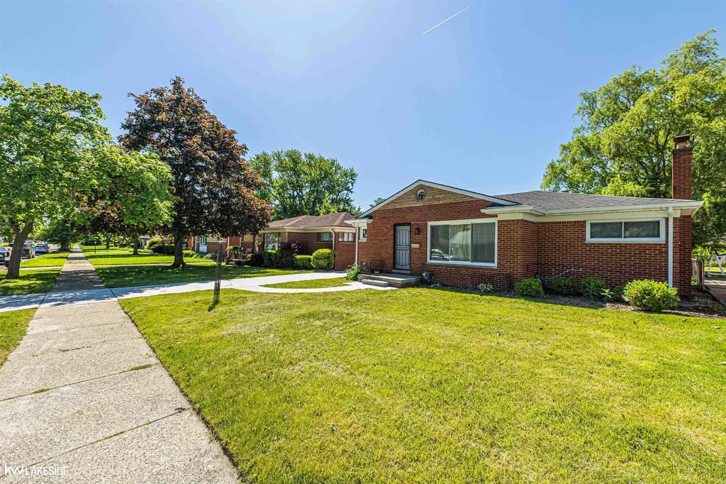 16504 Collinson Avenue Eastpointe City MI 48021