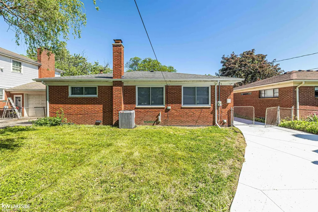 16504 Collinson Avenue Eastpointe City MI 48021