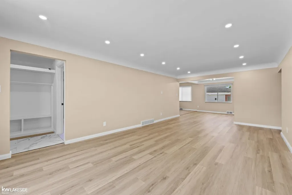 16504 Collinson Avenue Eastpointe City MI 48021