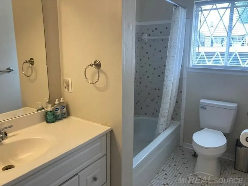 29217 Hayes #2 Road Warren City MI 48088