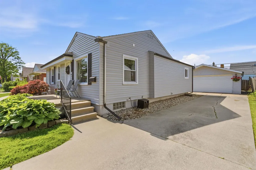 22810 Maxine Street St. Clair Shores City MI 48080