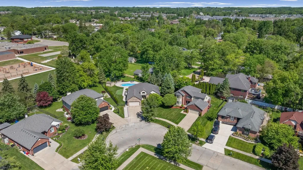 8303 Frederick Drive Washington Township MI 48094