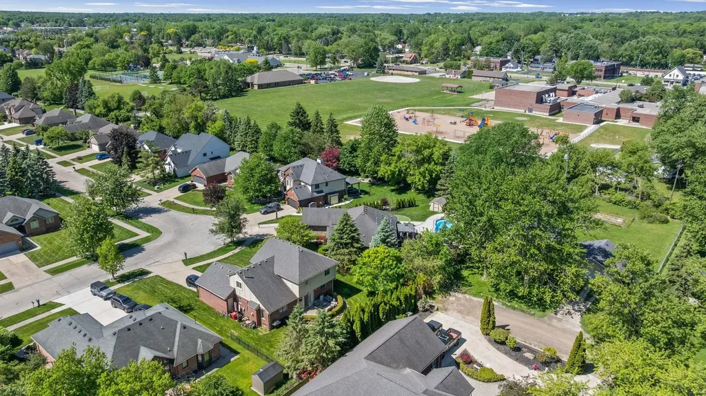 8303 Frederick Drive Washington Township MI 48094