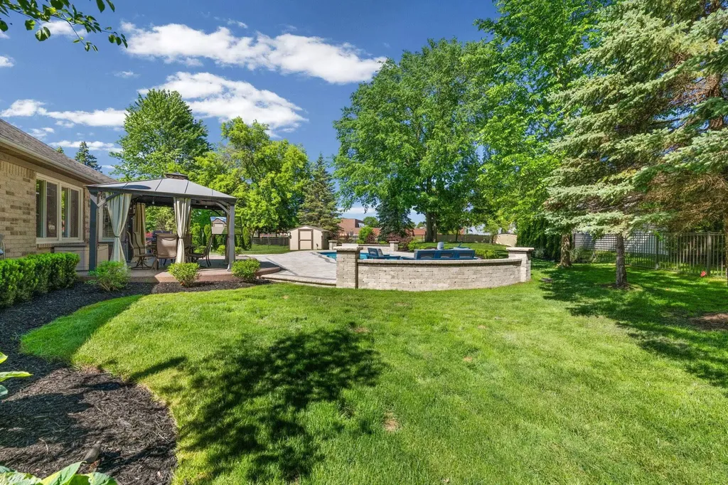 8303 Frederick Drive Washington Township MI 48094