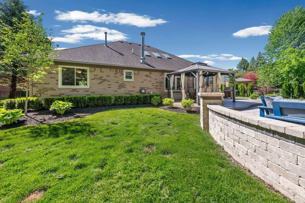 8303 Frederick Drive Washington Township MI 48094