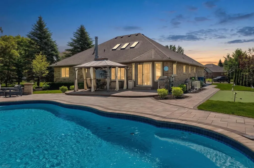 8303 Frederick Drive Washington Township MI 48094