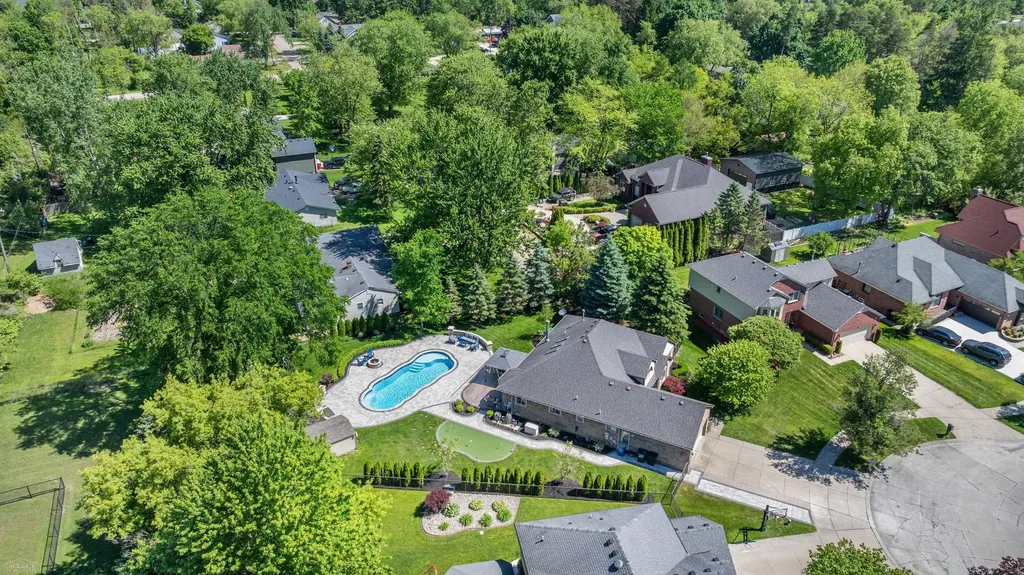 8303 Frederick Drive Washington Township MI 48094