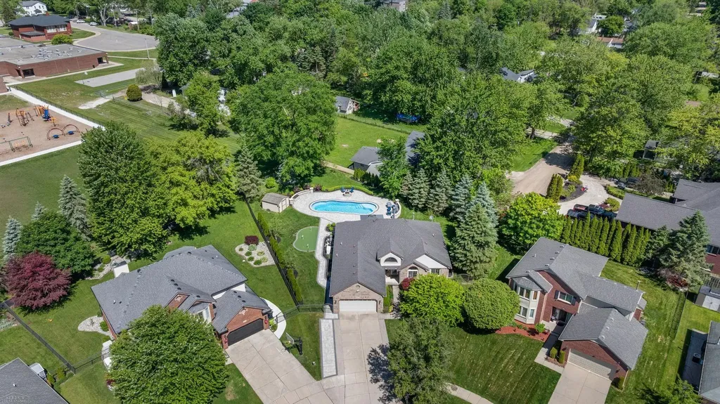 8303 Frederick Drive Washington Township MI 48094