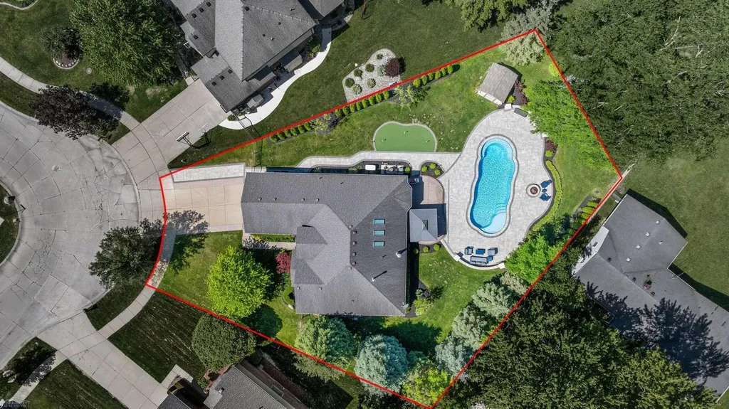 8303 Frederick Drive Washington Township MI 48094