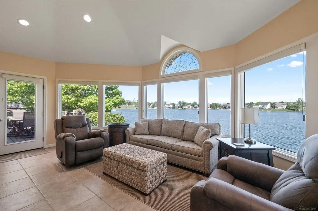 400 Lakes Edge Drive Oxford Charter Township MI 48371