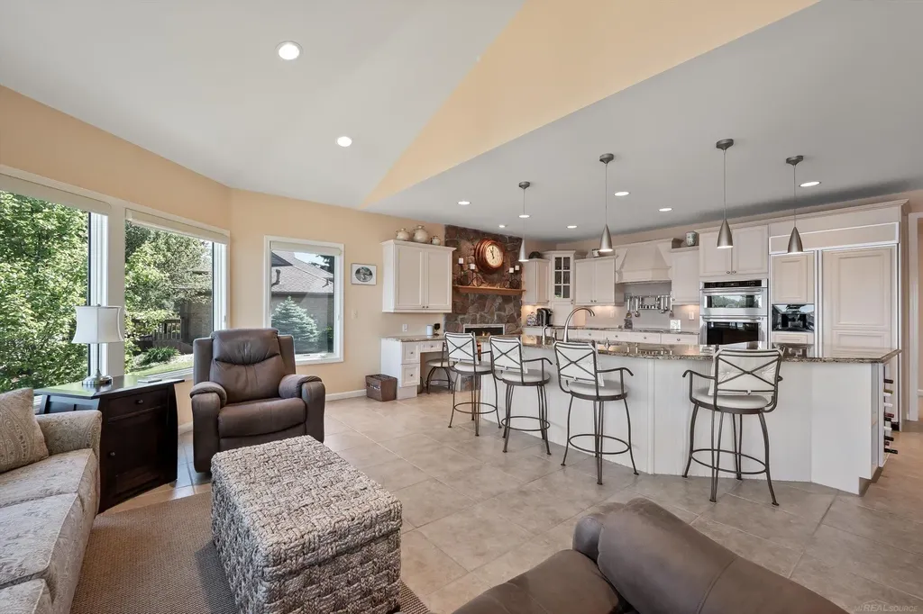 400 Lakes Edge Drive Oxford Charter Township MI 48371